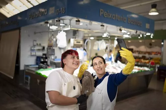 Pescaderos por la mañana, 'influencers' por la tarde: paradistas de mercados del área de Barcelona se reinventan en las redes sociales