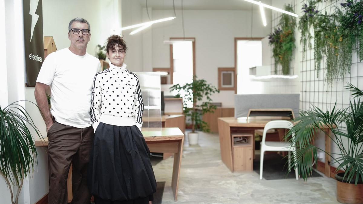 Leticia García y Carles Vélez en su local Eléctrica Coworking