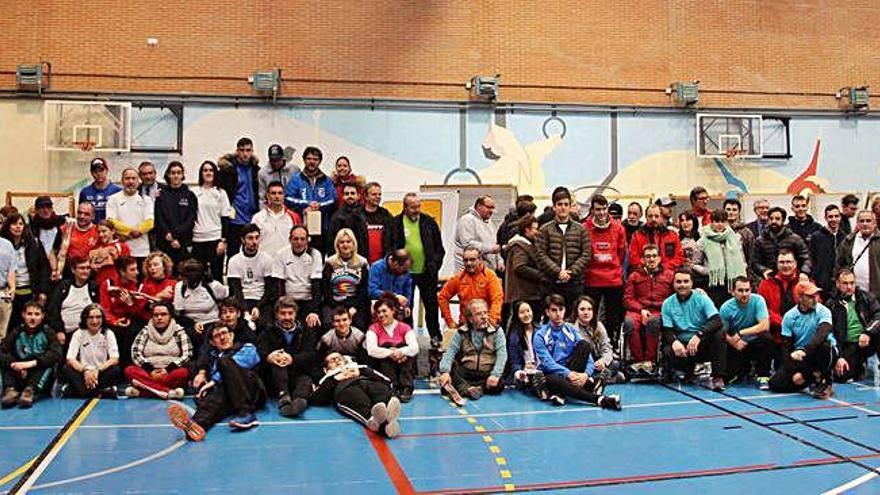 Foto de familia de los participantes en el prestigioso torneo de tiro con arco que organiza A. Zamora.