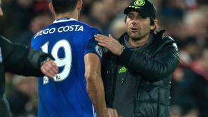 PP01. LIVERPOOL (REINO UNIDO), 31/01/2017.- El director técnico de Chelsea, Antonio Conte (d), saluda a su jugador Diego Costa (i) tras sustituirlo hoy, 31 de enero de 2017, durante un partido de la Liga Premier inglesa en el estadio Anfield de Liverpool. EFE/PETER POWELLSOLO USO EDITORIAL/Prohibido su uso en vídeo, datos, listas de apuestas, audios, logos de clubes o ligas o servicios en línea sin previa autorización. El uso de imágenes se restringe a 75 imágenes por partido. Prohibido su uso para juegos, apuestas o publicaciones de clubes, ligas o jugadores