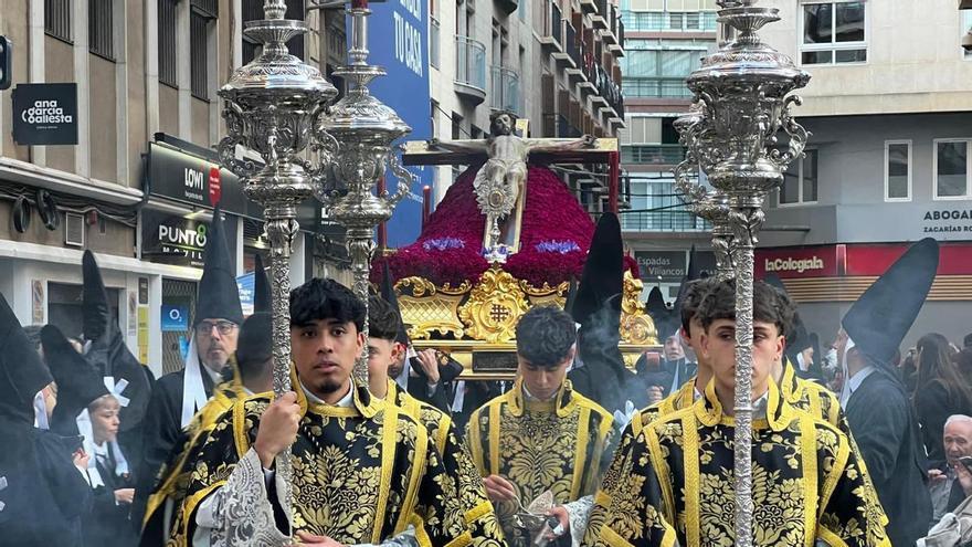 Las cofradías de la Misericordia, Servitas y el Santo Sepulcro lloran por el mismo dolor en el Viernes Santo de Murcia
