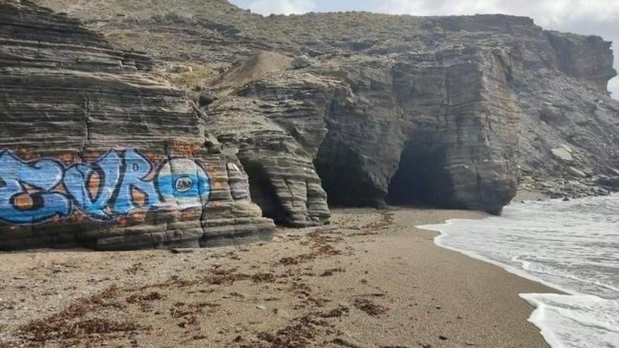 Aparece un grafiti de grandes dimensiones en los acantilados de Cala Cocón, en Calblanque