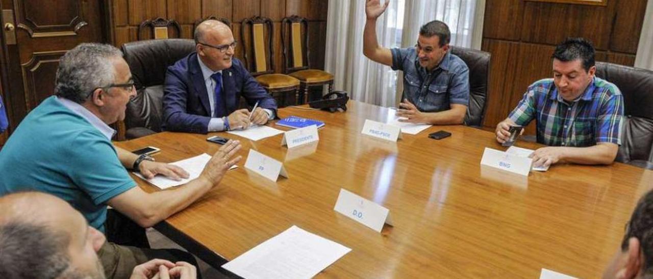 Baltar en una reciente reunión de portavoces de la Diputación . // Brais Lorenzo