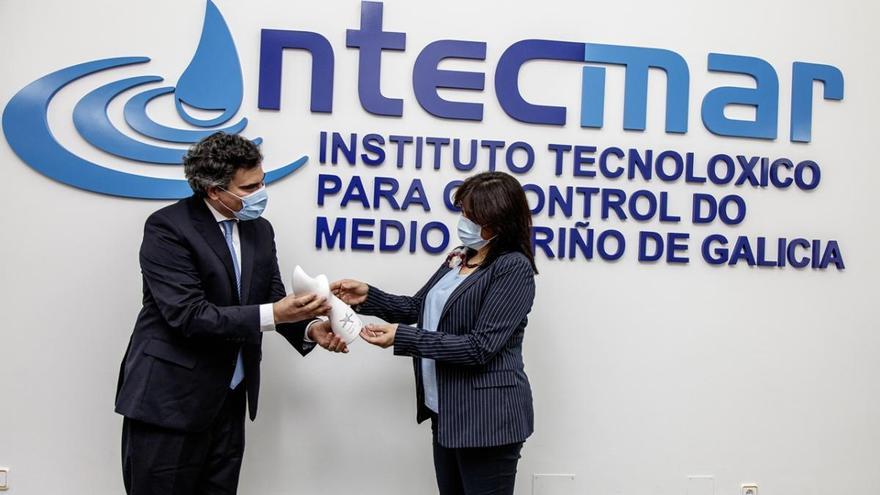 Covadonga Salgado recibió físicamente el premio que fue concedido al Intecmar en marzo.