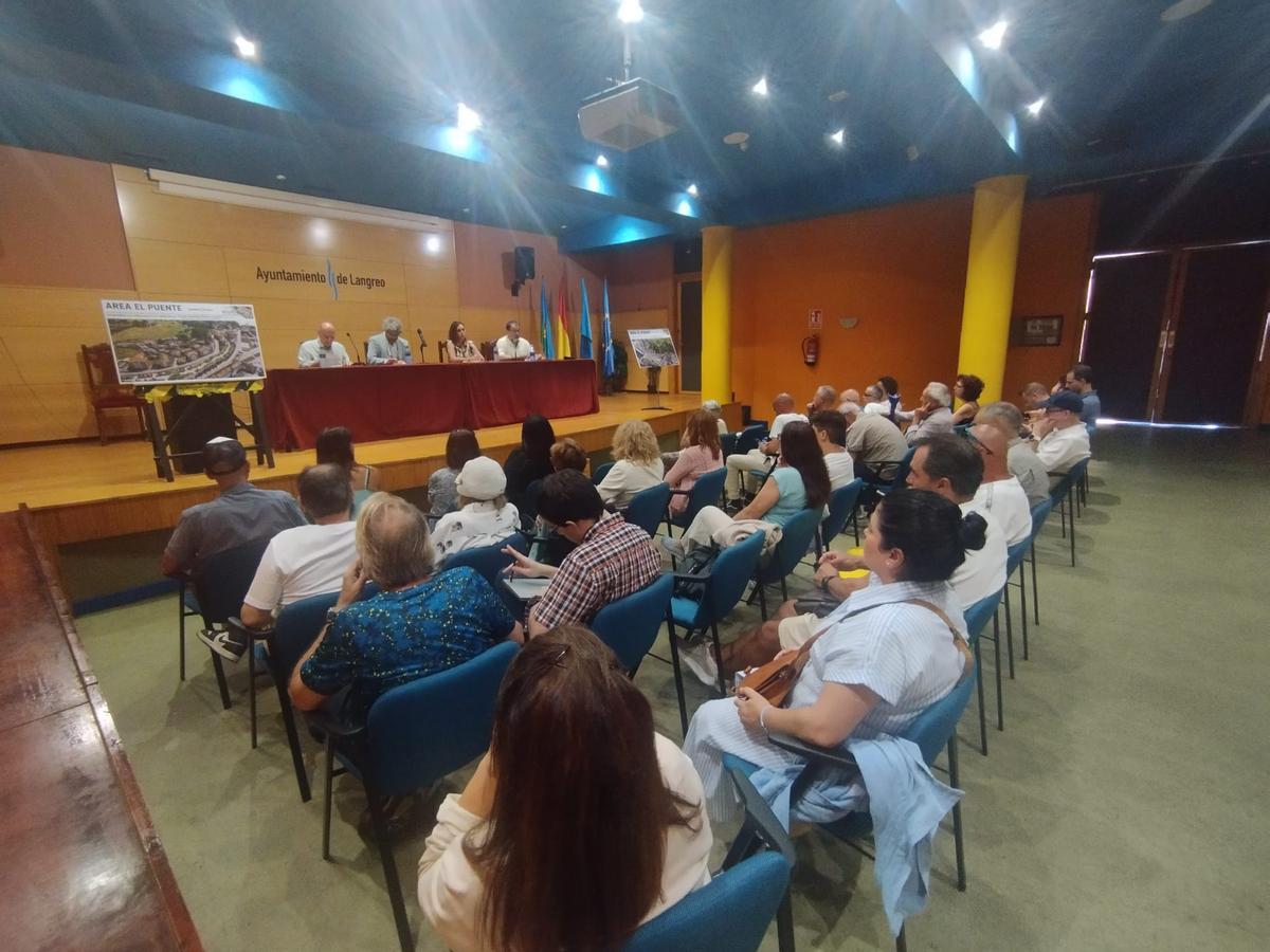 Mesa redonda sobre el proyecto urbanístico del barrio de El Puente, en Langreo
