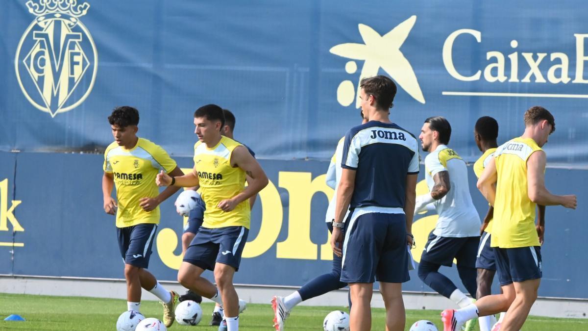 Vídeo: Iñigo Pérez dirige su primer entramiento como técnico del Villarreal
