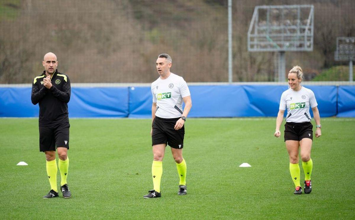 El árbitro aragonés Alonso de Ena Wolf, en la imagen durante el calentamiento en Zubieta, activó el protocolo antirracista en el Real Sociedad B-Castellón.