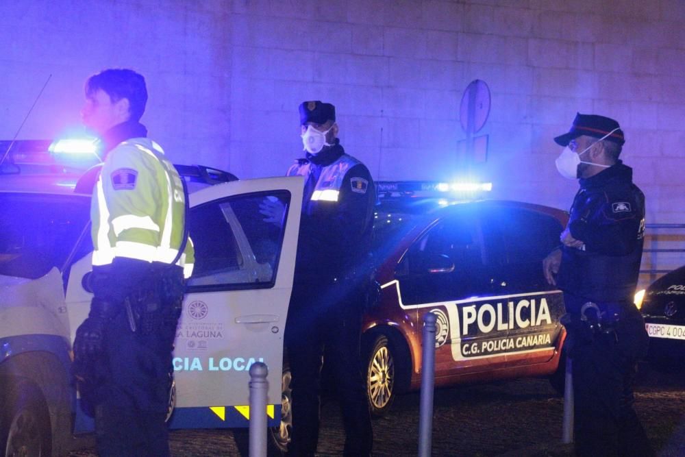 Homenaje a los sanitarios en el HUC por parte de la policía  | 21/03/2020 | Fotógrafo: Delia Padrón