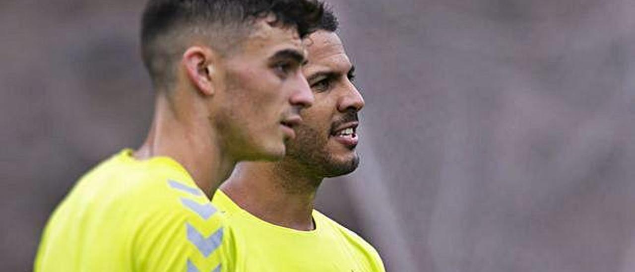 Pedri González (izquierda) y Jonathan Viera, durante un entrenamiento en la Ciudad Deportiva de Barranco Seco.