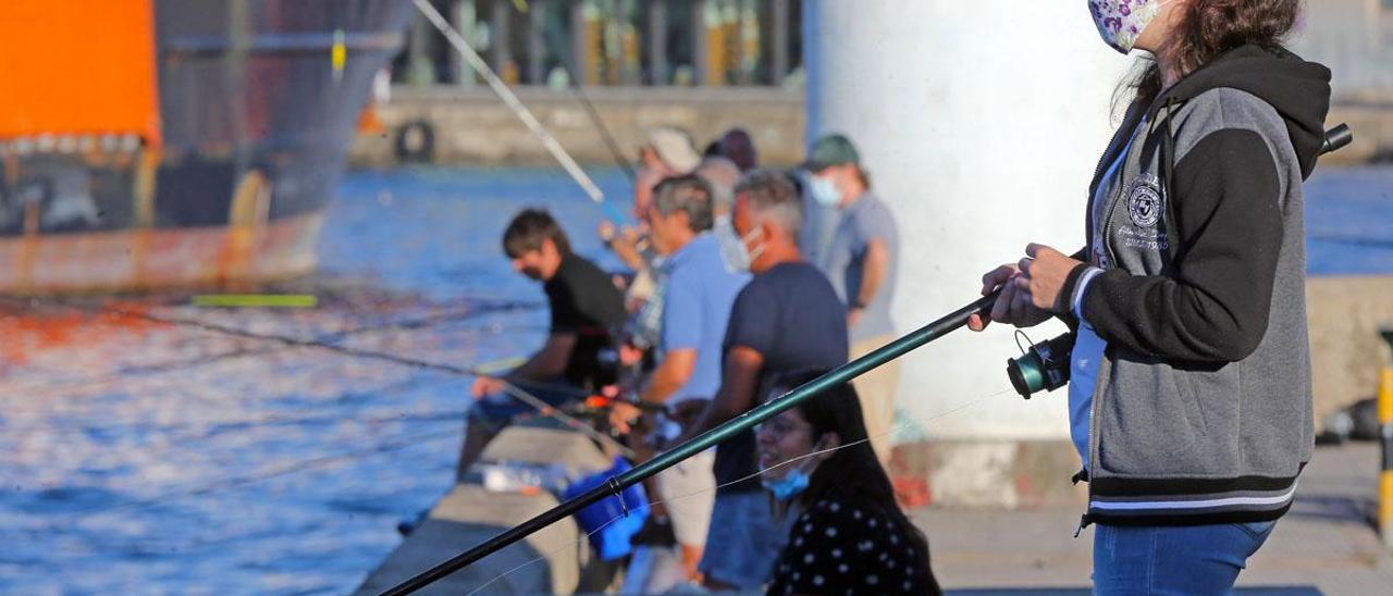 Pescadores deportivos ayer en Vigo