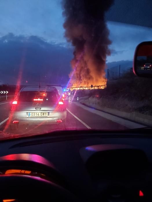 Arde una nave industrial en Aspe