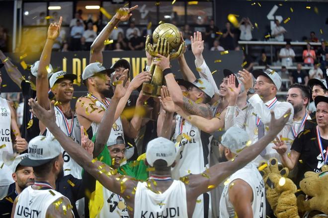 Los jugadores de Lyon-Villeurbanne celebran después de ganar la quinta etapa de la final del campeonato de élite de Francia entre Mónaco (AS Monaco) y Villeurbanne (ASVEL) en la arena Astroballe en Villeurbanne.