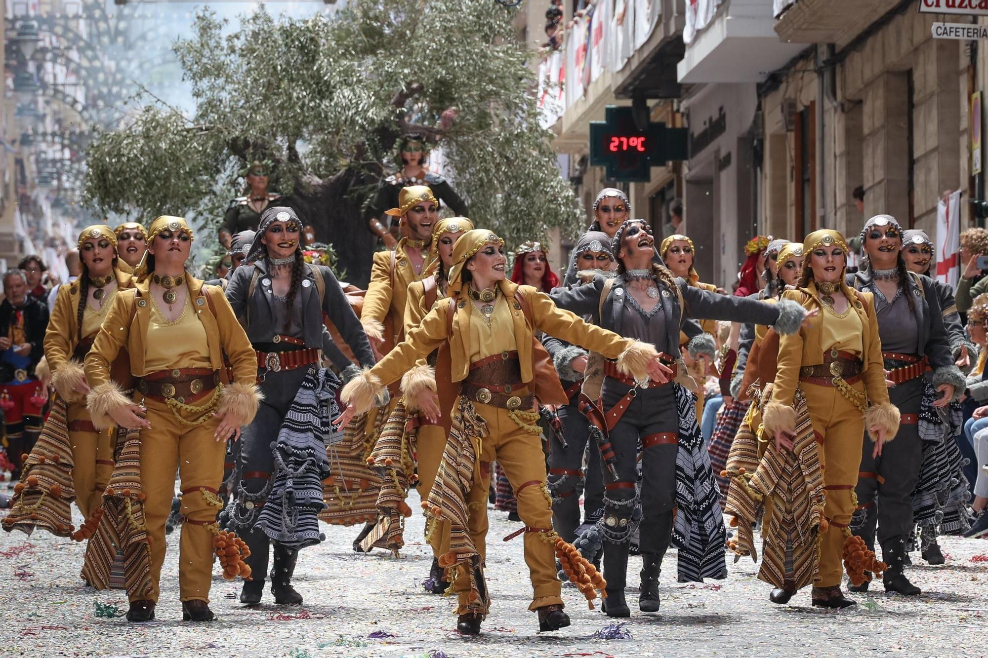 Alcoy se entrega al espectáculo de las tropas cristianas