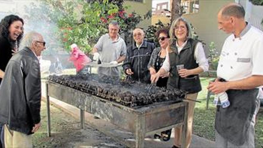 EL GERIÁTRICO DE BENICARLÓ DEGUSTA RICAS ALCACHOFAS