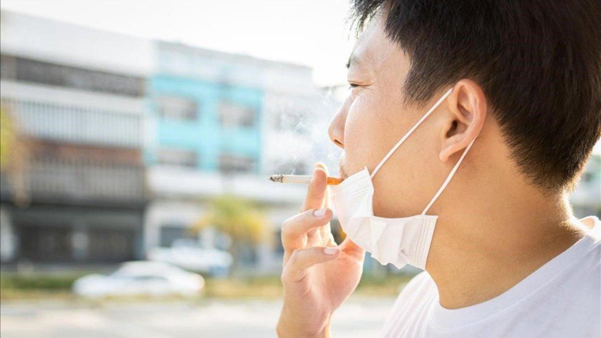 Sanidad alerta del peligro de fumar en tiempos de covid: más riesgo de contagio