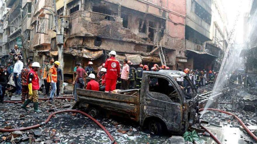 Casi 80 muertos en un incendio que destroza el centro histórico de Dacca