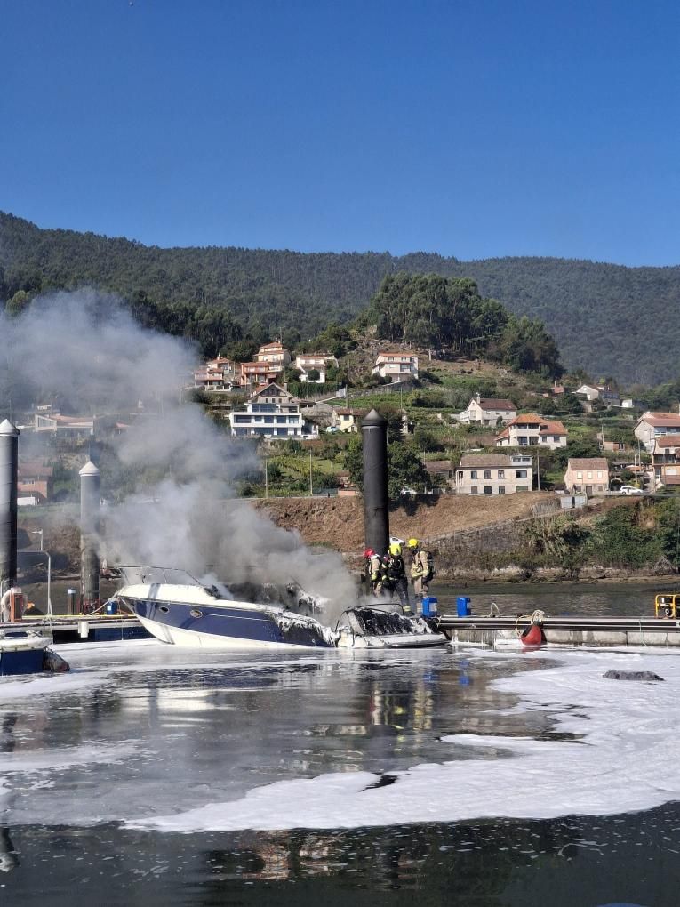 Una columna de humo se levanta en la ría de Vigo: arde una embarcación en San Adrián de Cobres