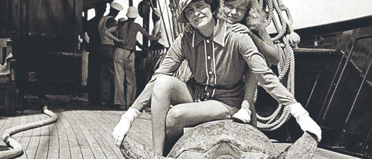 Marjorie Merriweather Post, en la cubierta del velero con su hija y una tortuga.