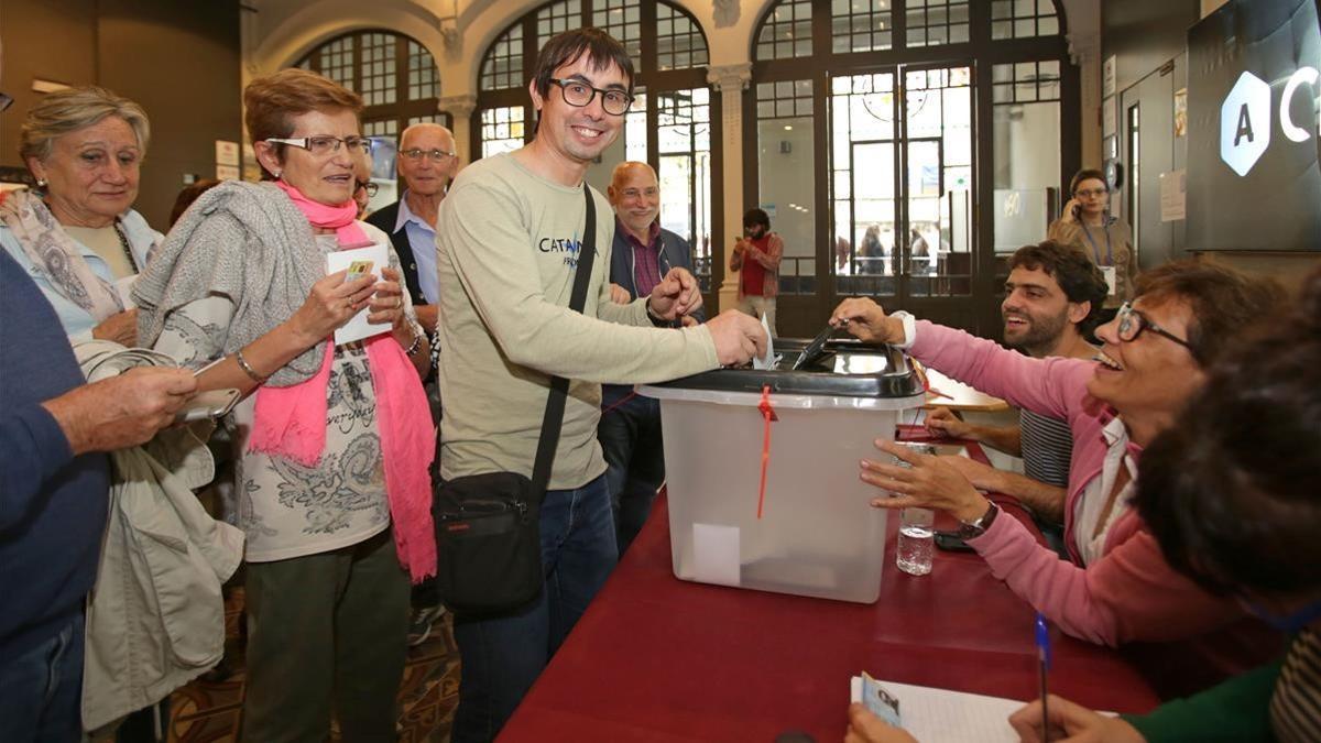 Resultados del referéndum de Catalunya: Votantes en el Ateneu de Igualada.