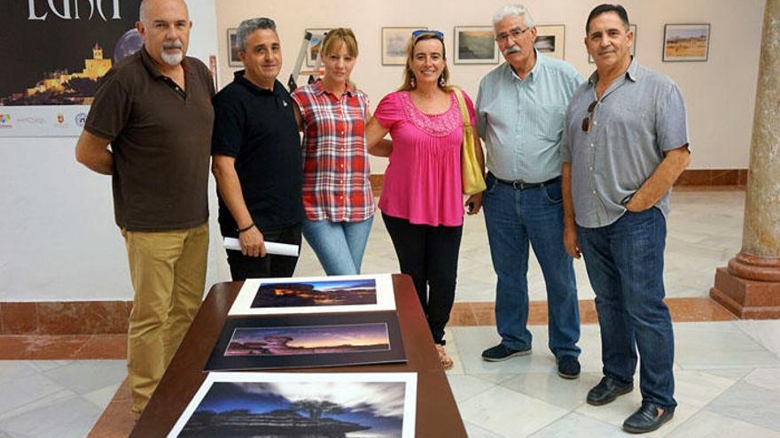 Imagen de la inauguración de la exposición &#039;Antequera Luz de Luna 2016&#039;, en la sala AFA de la Casa de la Cultura de Antequera.