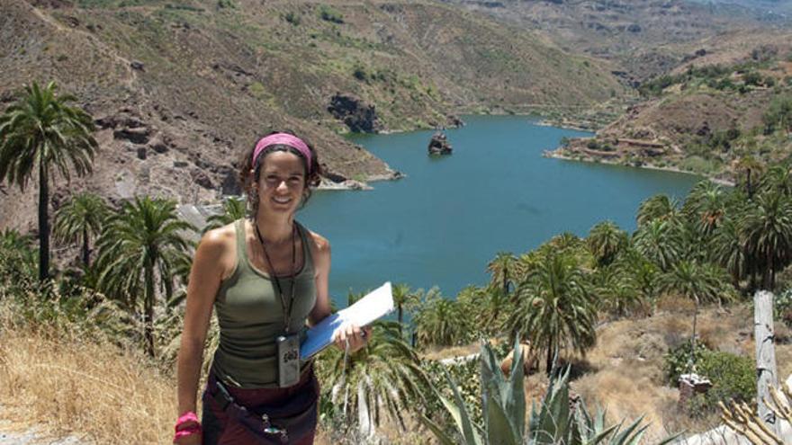 Isabel Saro, en el palmeral de La Sorrueda, uno de los más abundantes e importantes de Gran Canaria.