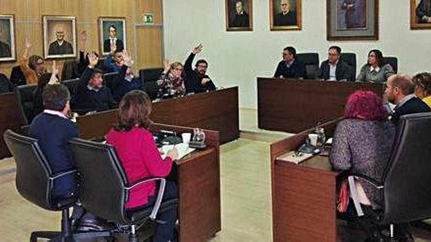 El bloque de la oposición de centro derecha vota en contra del presupuesto, ayer, durante el pleno.