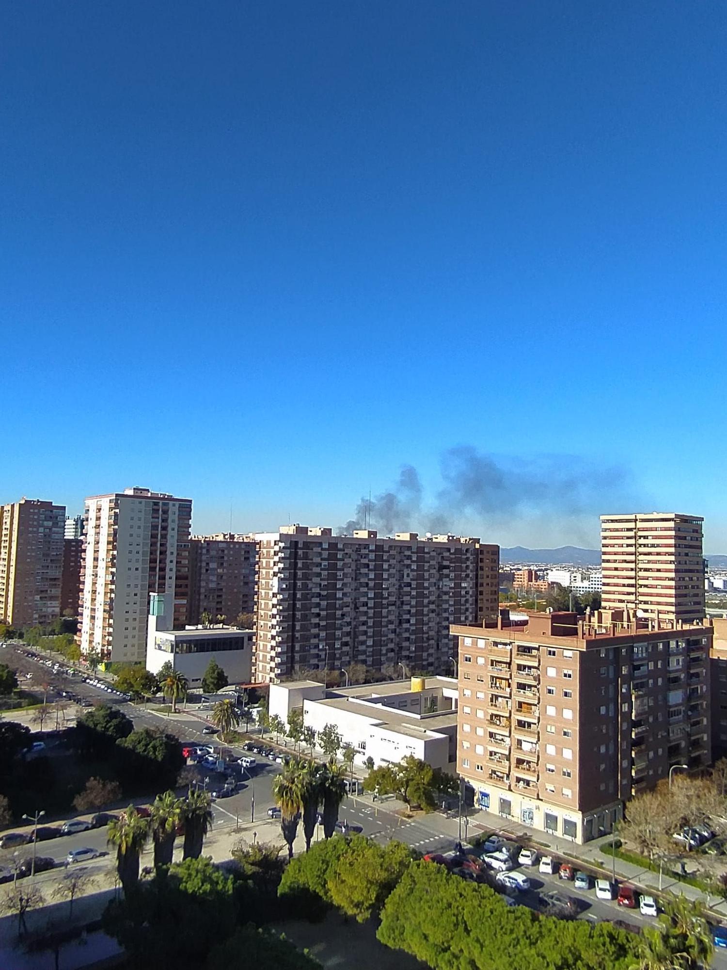 Incendio en una nave industrial de Tavernes Blanques