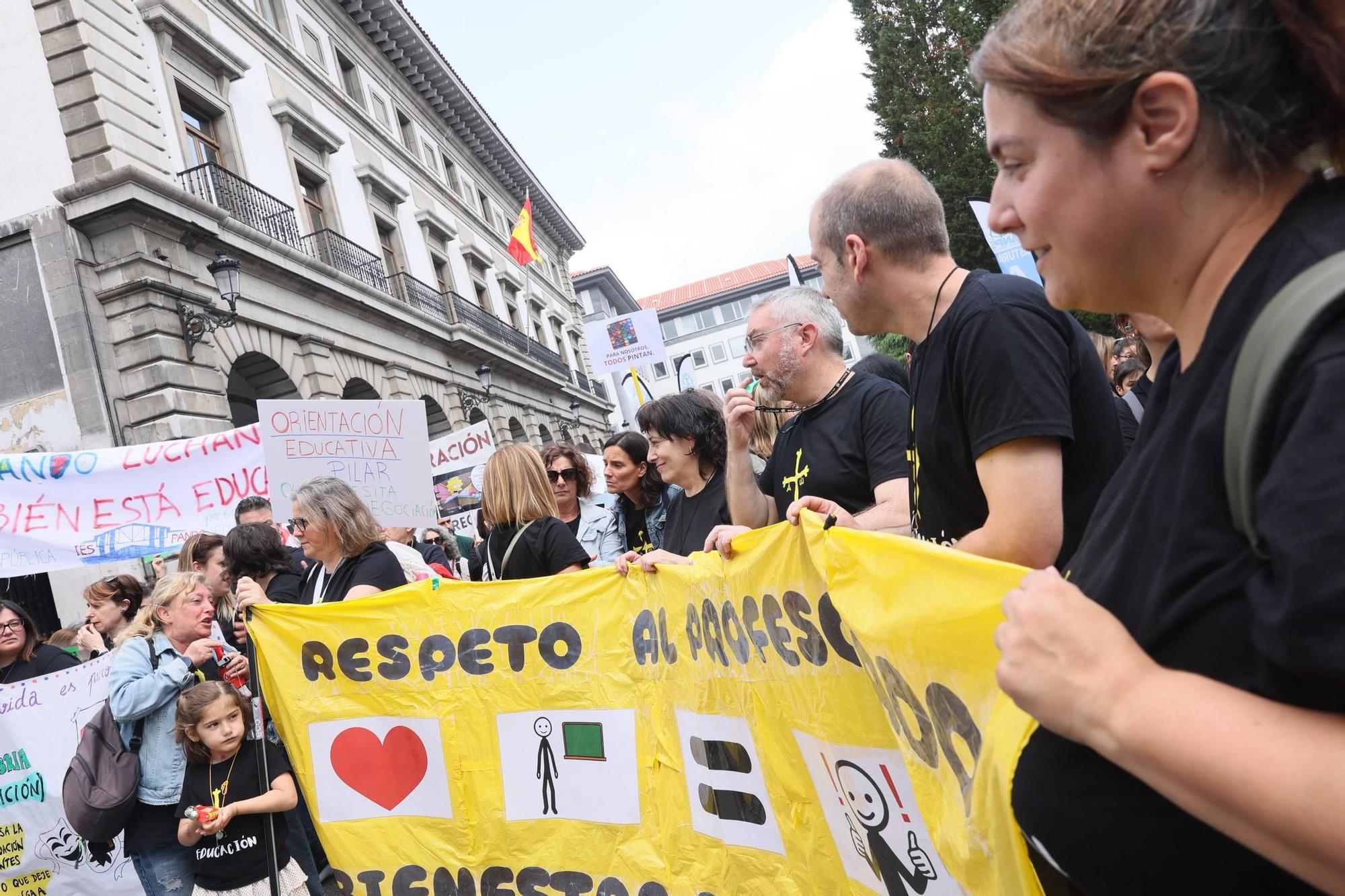 EN IMÁGENES: La gran movilización de profesores de este domingo en Oviedo