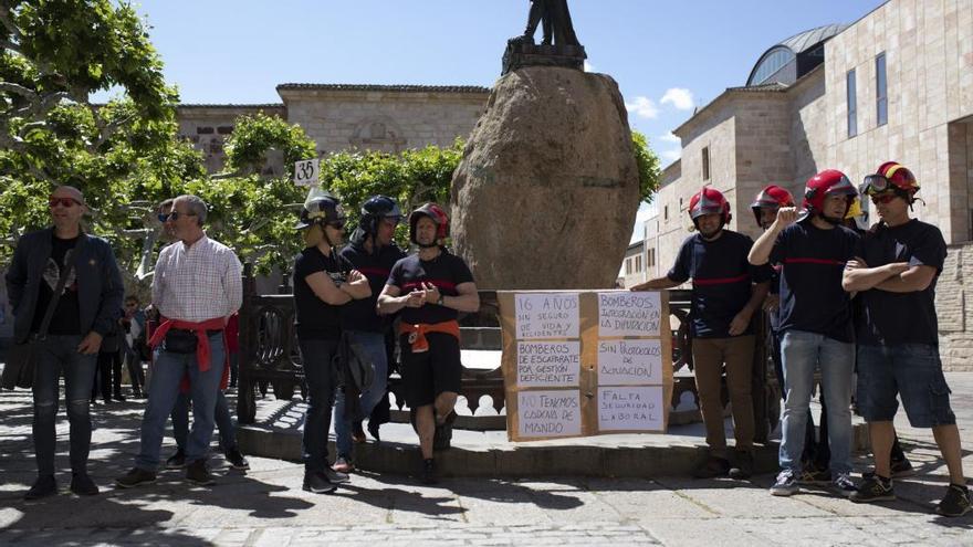 Protesta de los bomberos frente a la Diputación de Zamora.