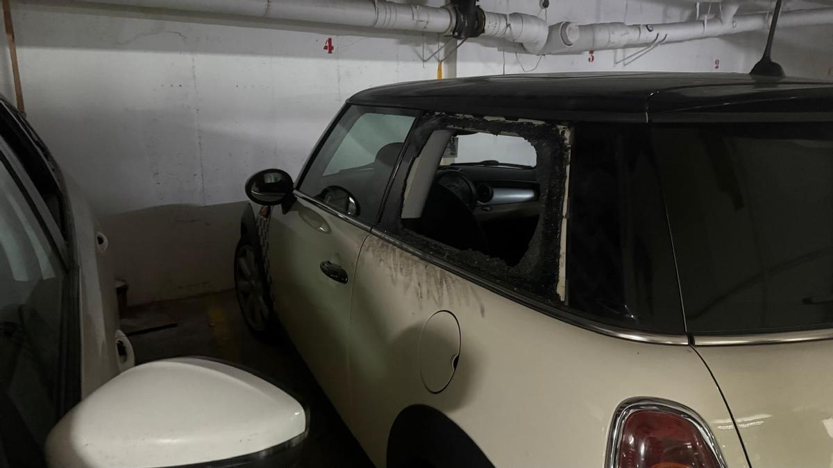 Más de 20 coches amanecen con las lunas rotas con un extintor en Murcia