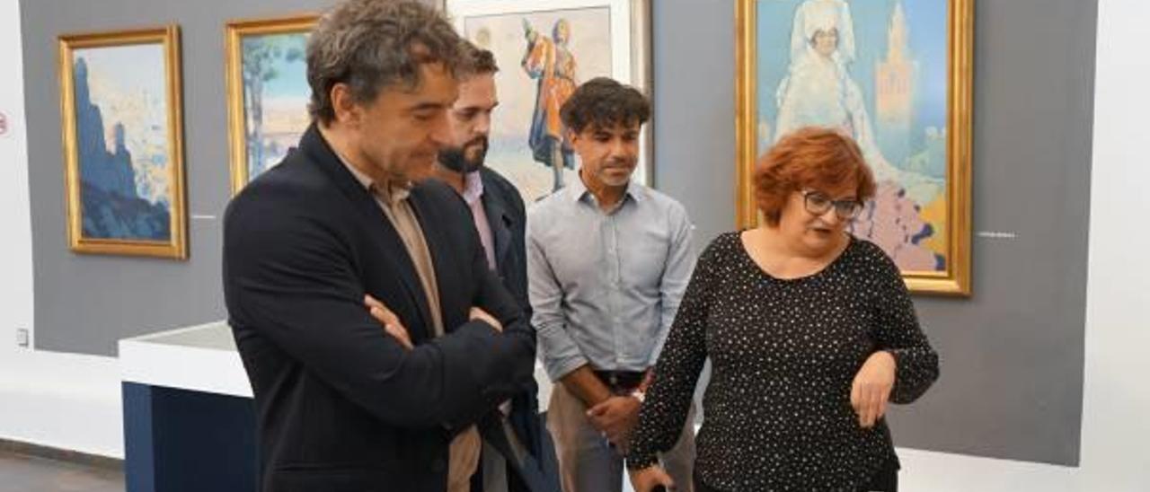 Colomer, en primer término, junto al alcalde, el edil de Turismo y la técnica, ayer en la muestra de Segrelles.