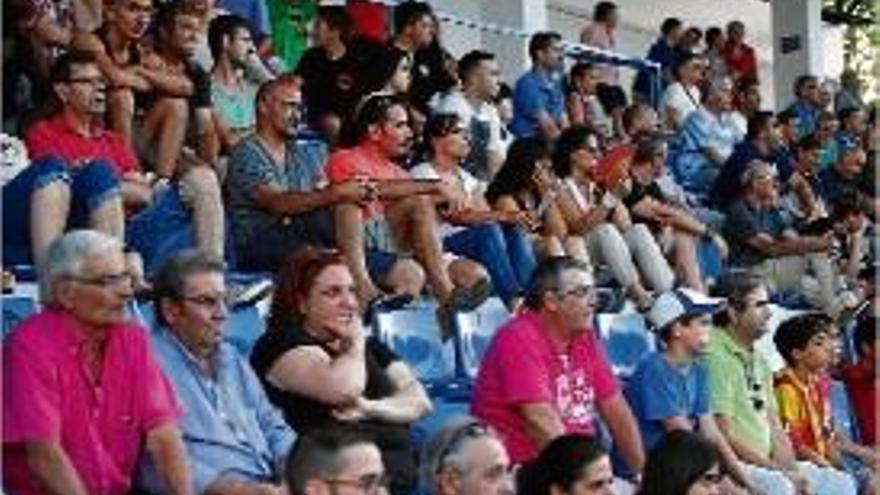 Unes 350 persones van acostar-se a veure els partits al Miquel Coromina.