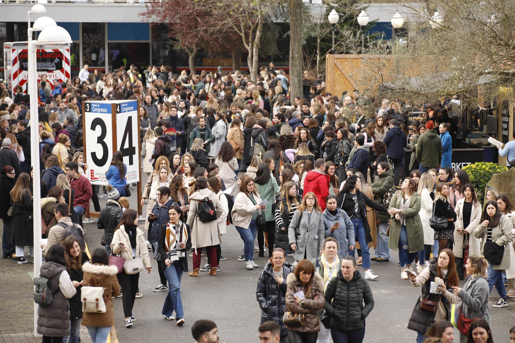 Miles de personas participan en la macrooposición de la sanidad pública asturiana.