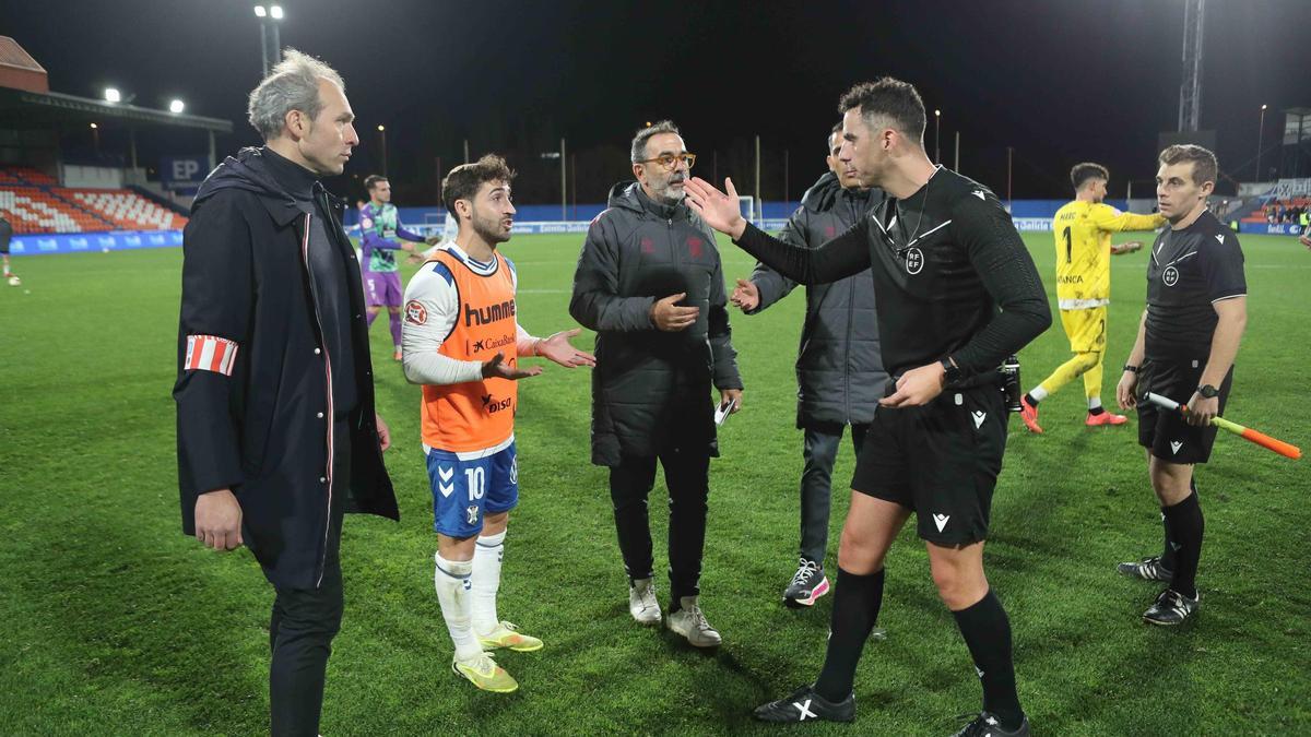 Nacho Gil acude a protestarle al árbitro en presencia del delegado, Víctor Padrón.