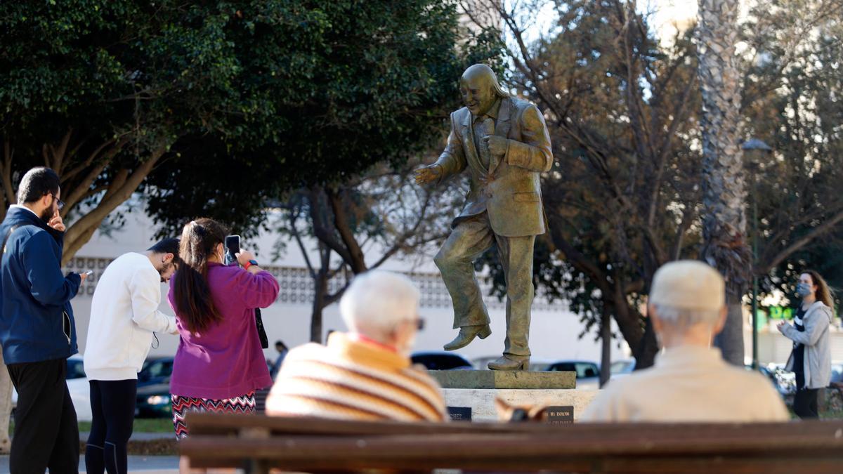 La estatua de Chiquito de la Calzada, inaugurada