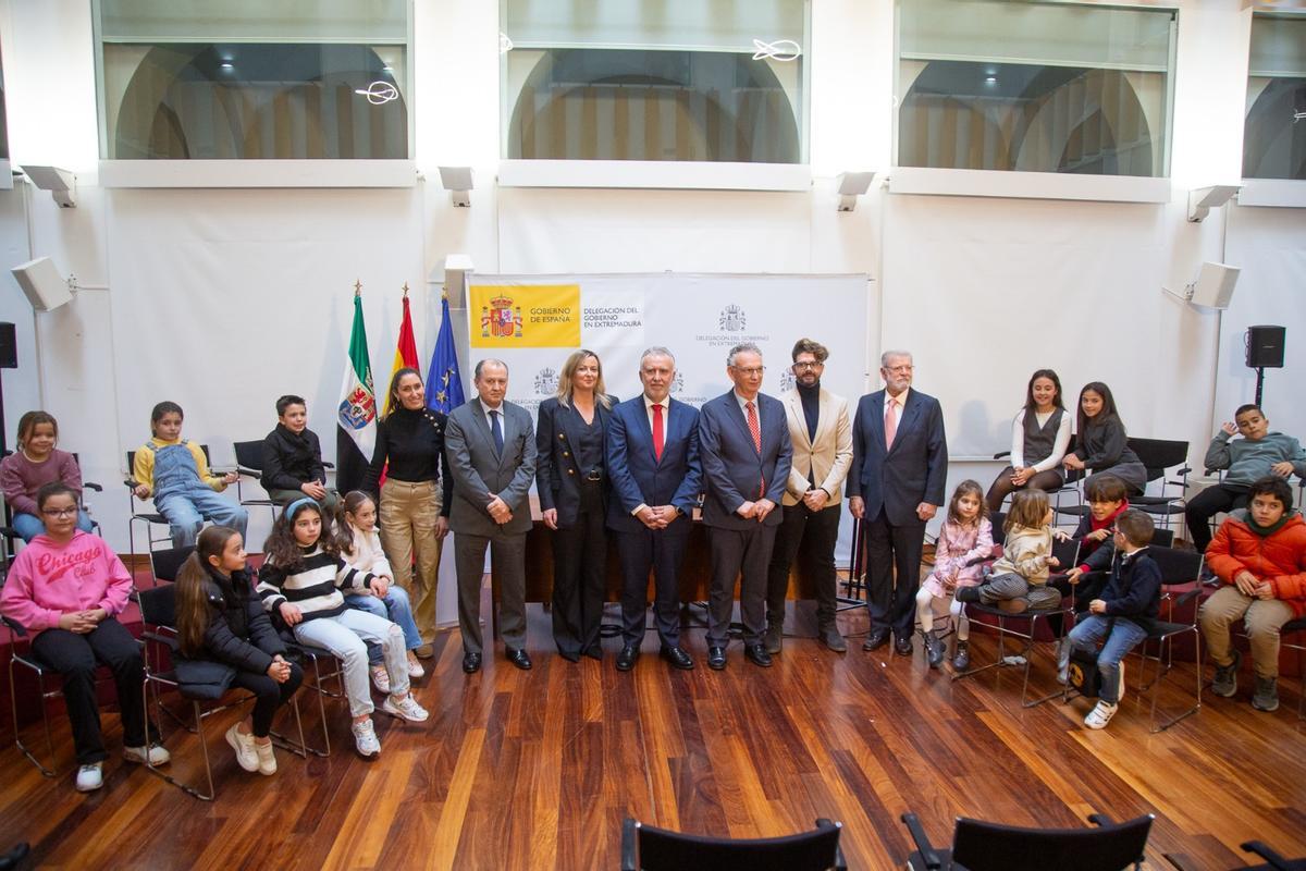 El ministro de Política Territorial y Memoria Democrática, Ángel Víctor Torres, en un acto con escolares sobre la Constitución, en la Delegación del Gobierno