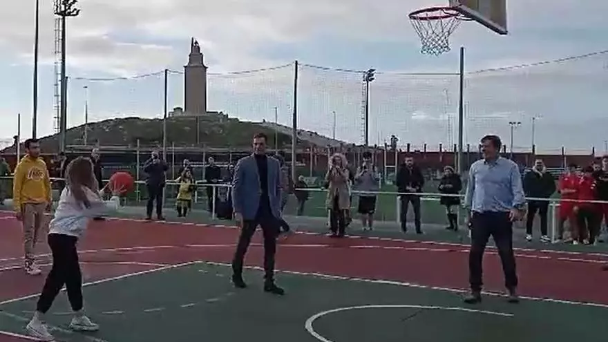 Pedro Sánchez y Besteiro, de pachanga en la ciudad deportiva de la Torre de A Coruña