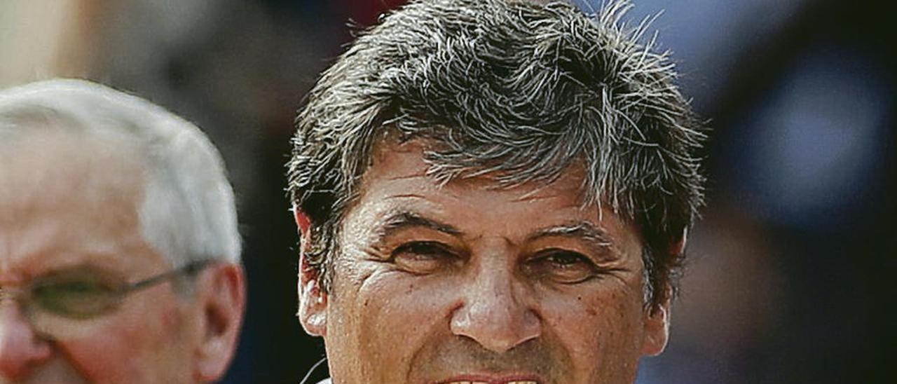 Toni Nadal, con el trofeo de Roland Garros el pasado mes de junio.