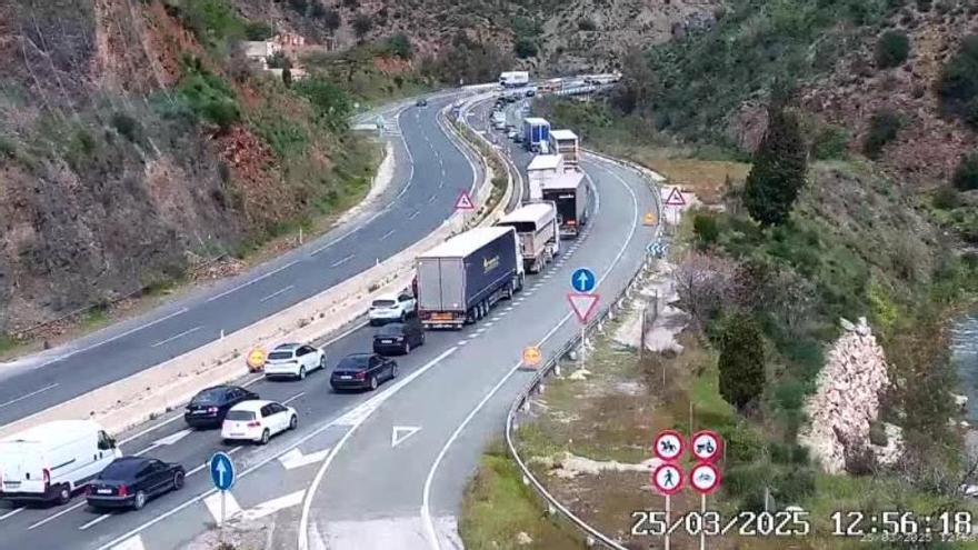 Retenciones en la autovía A-45, a su paso por el término municipal de Casabermeja, por las obras