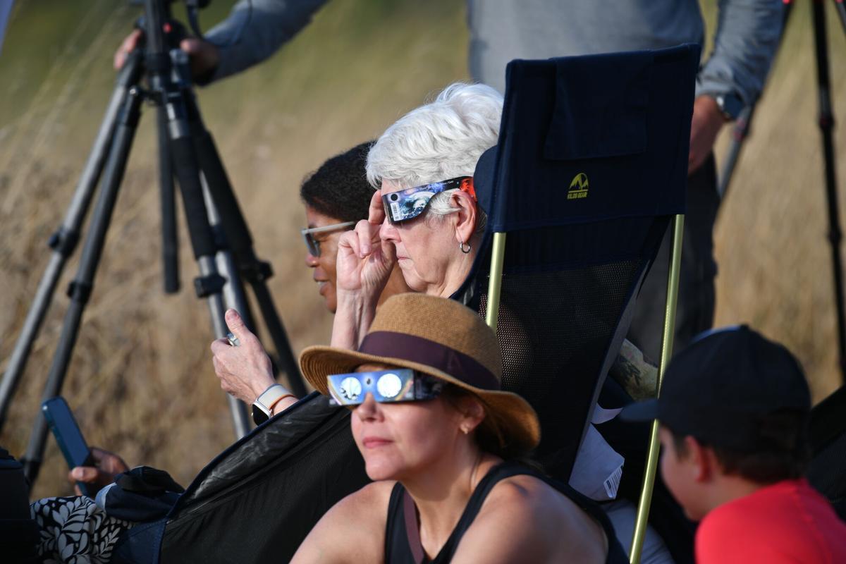 La Torre de Hércules contó con numerosas personas que quisieron ver y captar el eclipse.