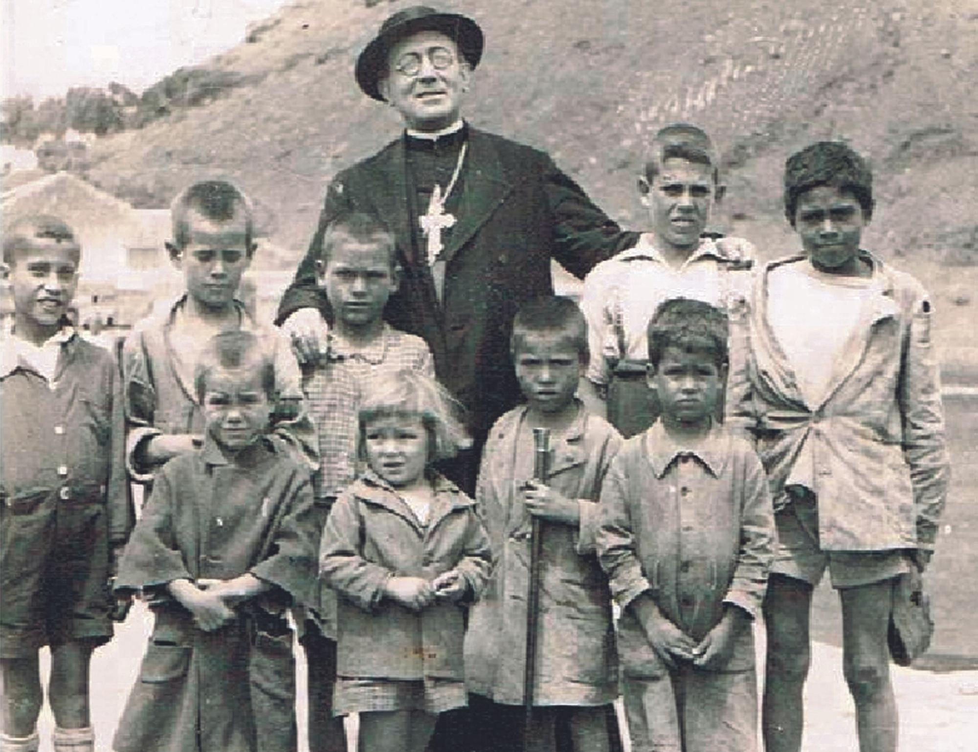 El obispo Pildain rodeado de menores en Agaete .