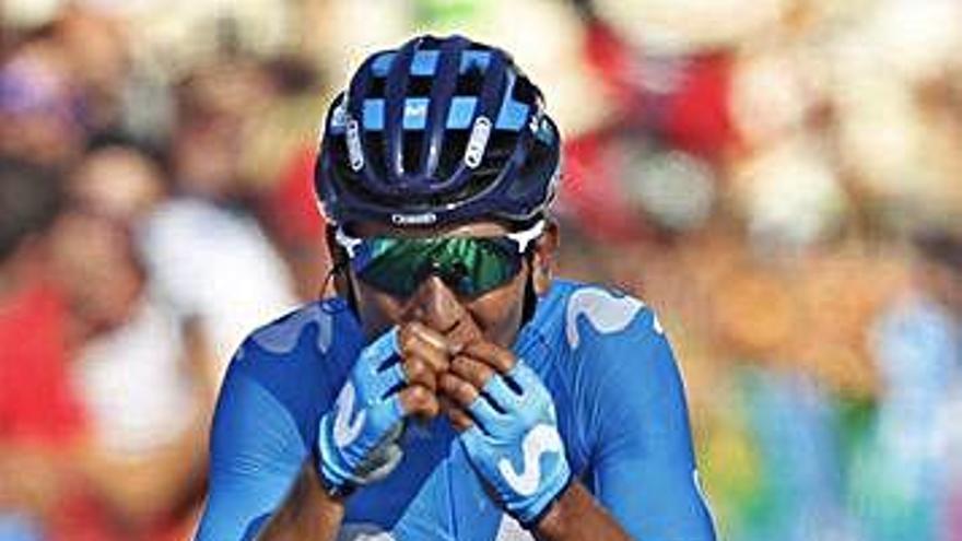 Nairo Quintana celebra su triunfo a la entrada en meta.