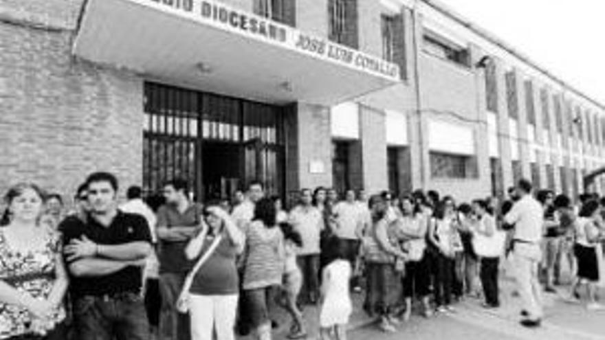 Padres del colegio Santa Olalla se manifiestan hoy en Mérida