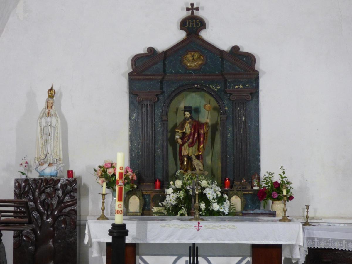 La imágen de la Virgen de Fátima junto a la de San Roque en la ermita.
