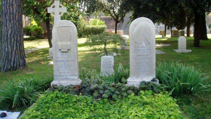 Tumbas del poeta John Keats y su amigo Joseph Severn, en el cementerio protestante de Roma. (