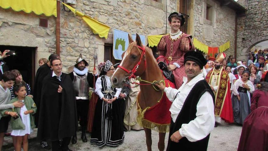 El desfile de Carlos V por Pimiango el año pasado.