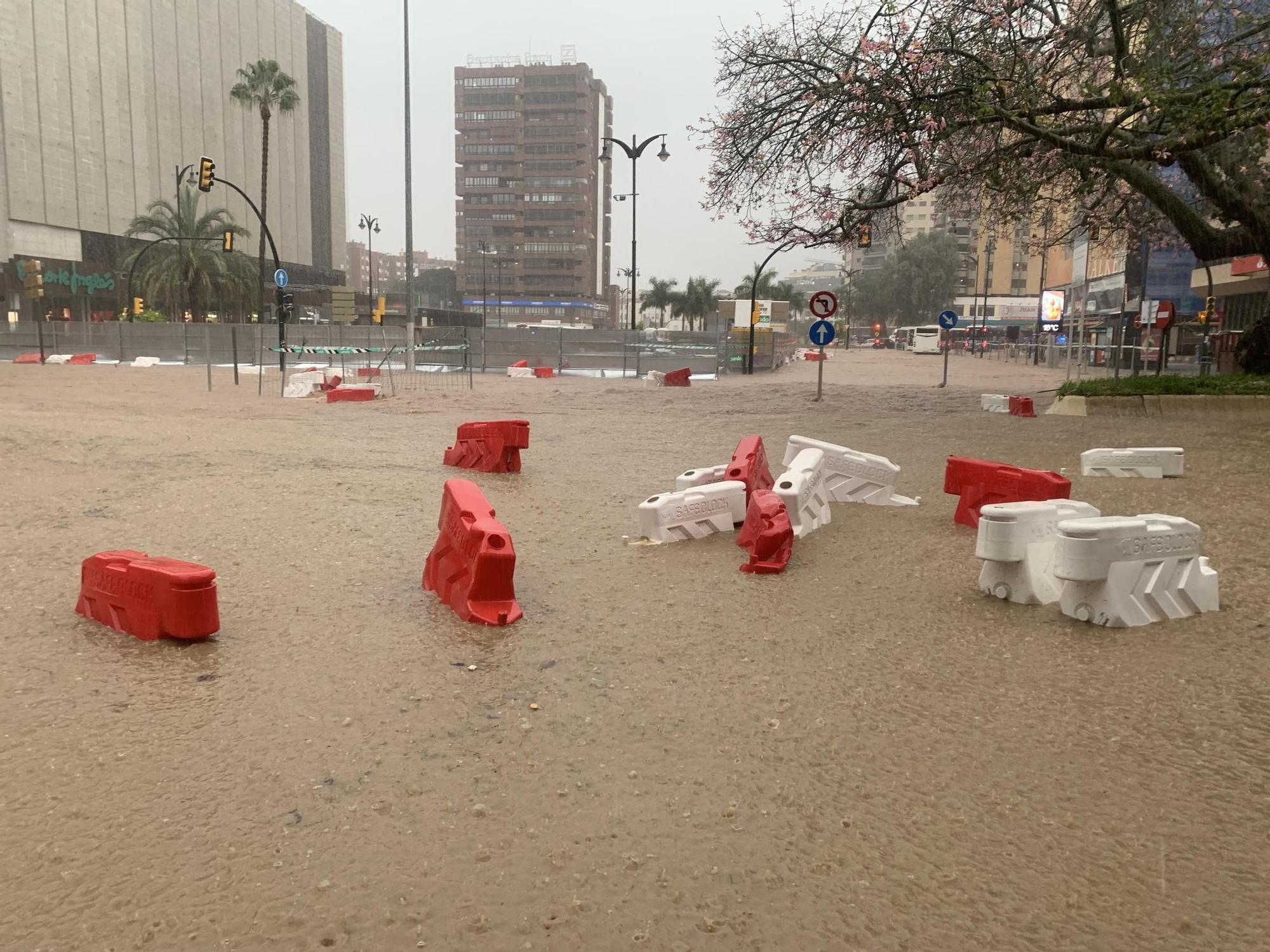 Las trombas de agua y granizo inundan algunas de las principales avenidas de Málaga
