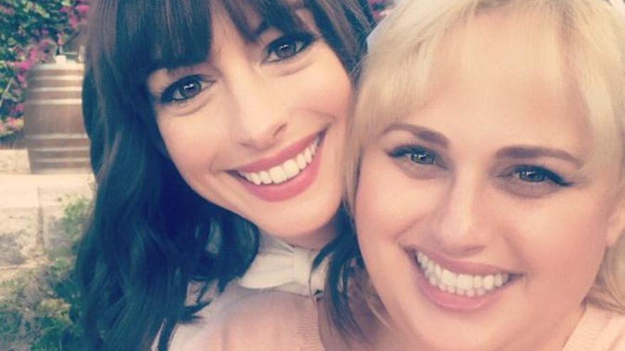 Rebel Wilson profesa en Mallorca su cariño por Anne Hathaway