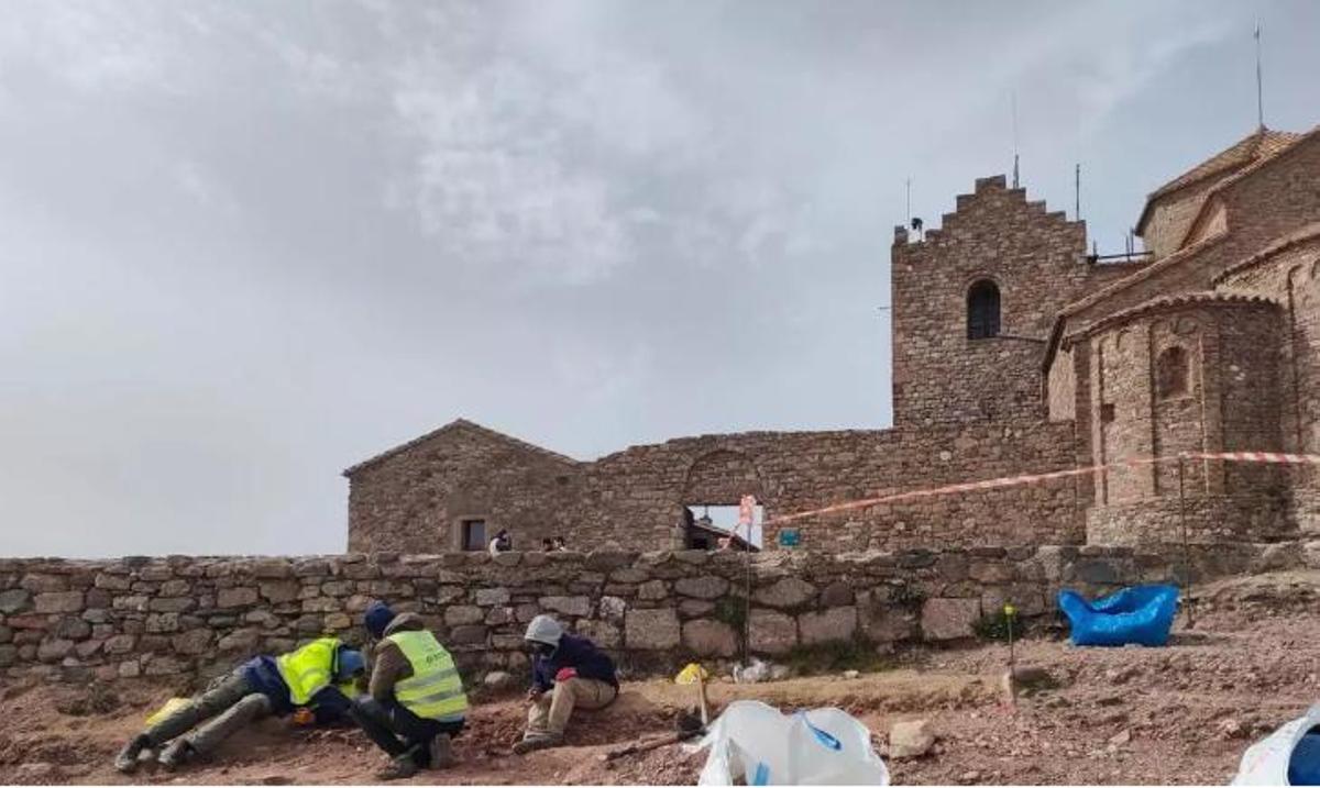 Treballs arqueològics al costat del monestir de Sant Llorenç del Munt, en el cim de La Mola