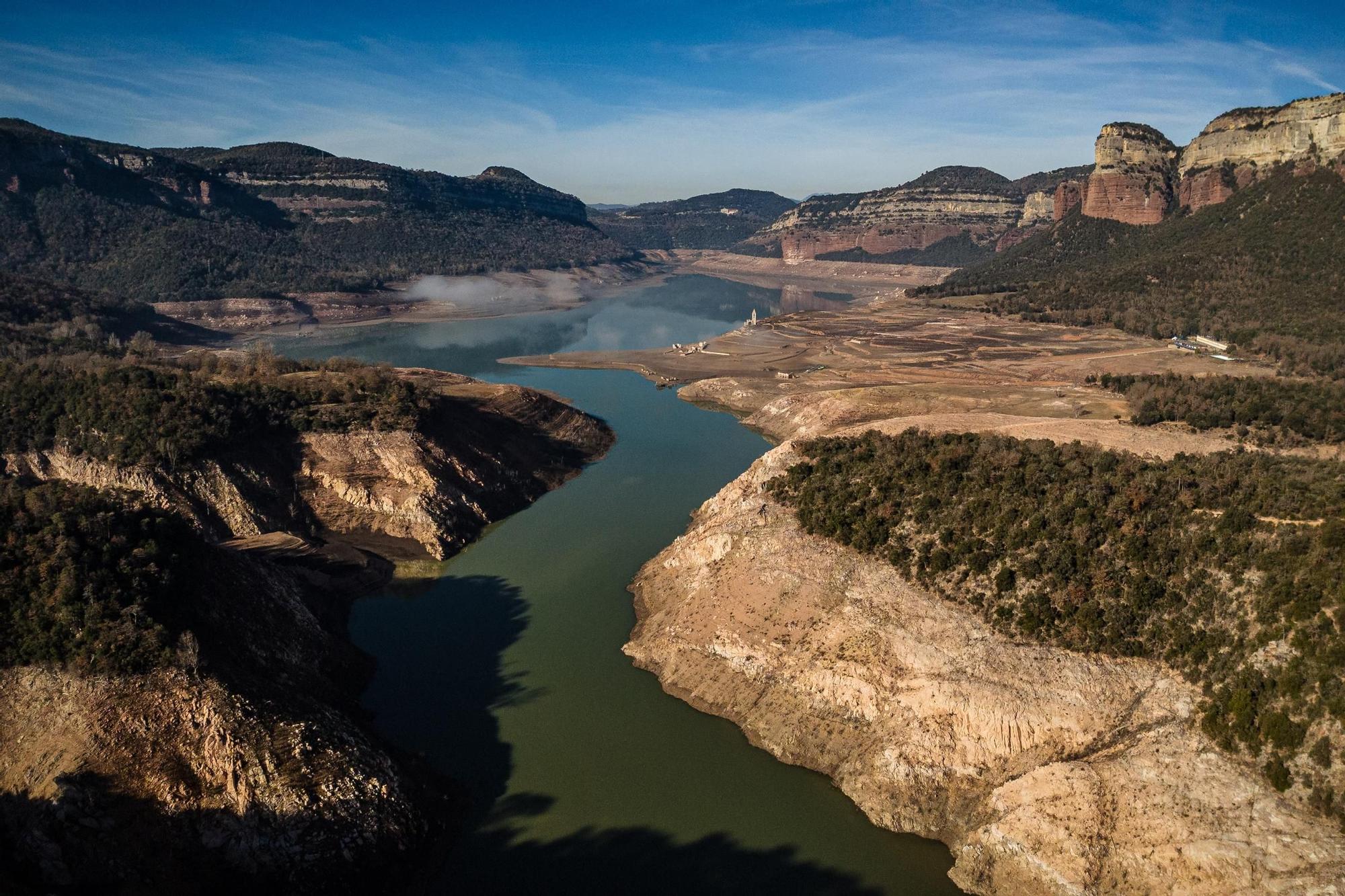 El pantà de Sau, a vista de dron, testimoni dels estralls de la sequera